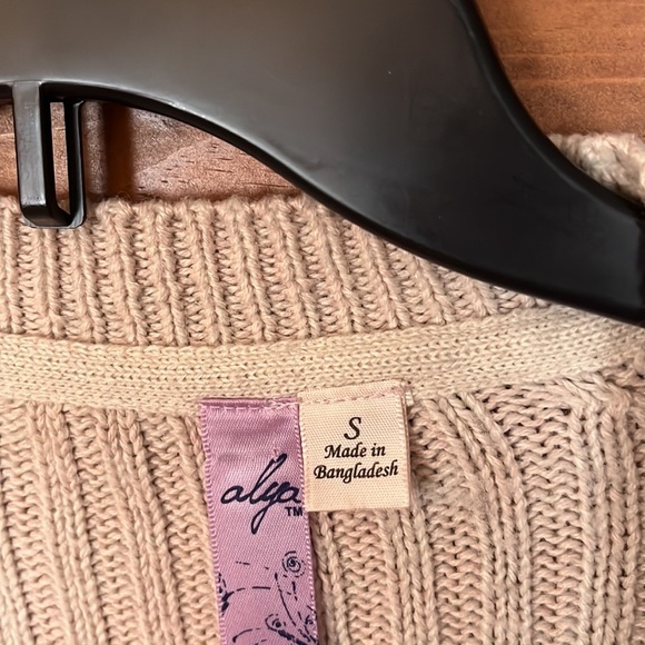 Cute long tan sweater with elbow patches - Picture 3 of 3